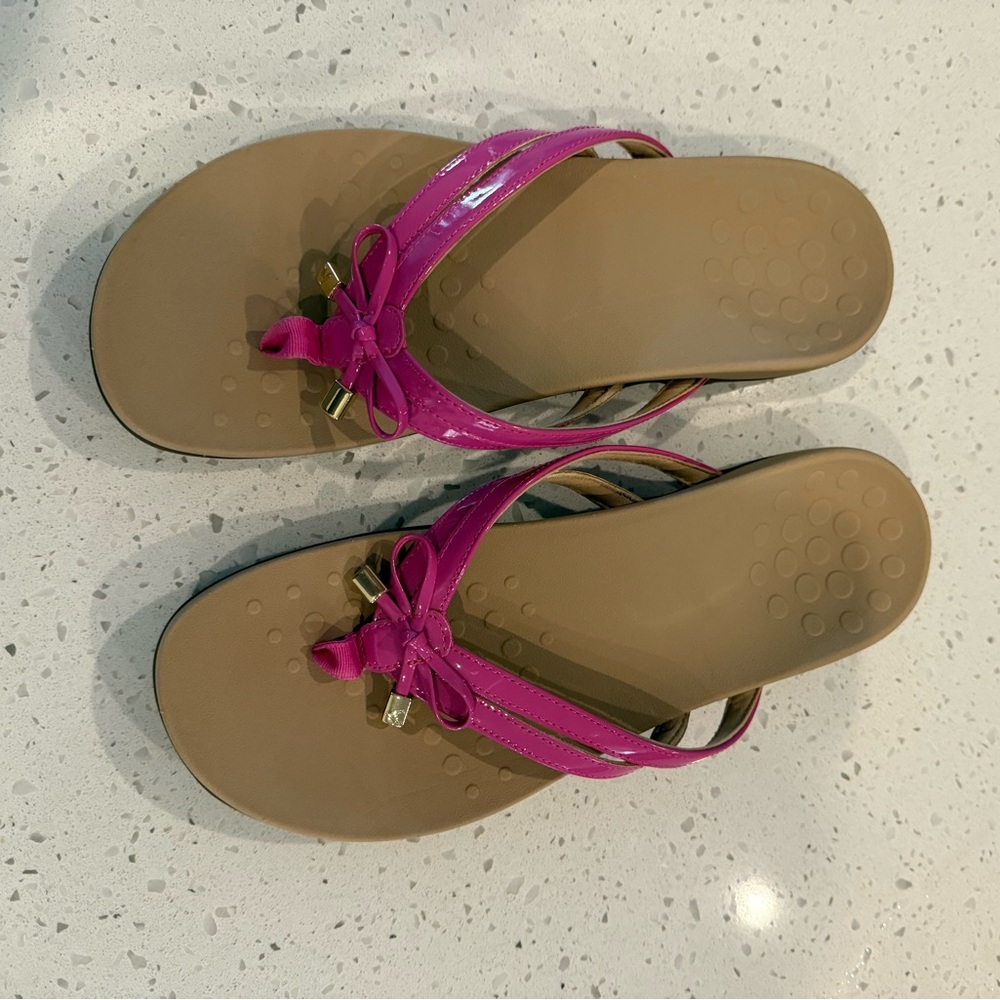 Vionic Fuchsia Bow Sandals